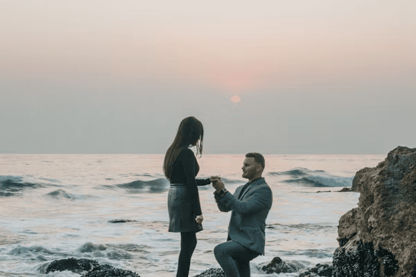 Demande en mariage sur la plage au coucher du soleil