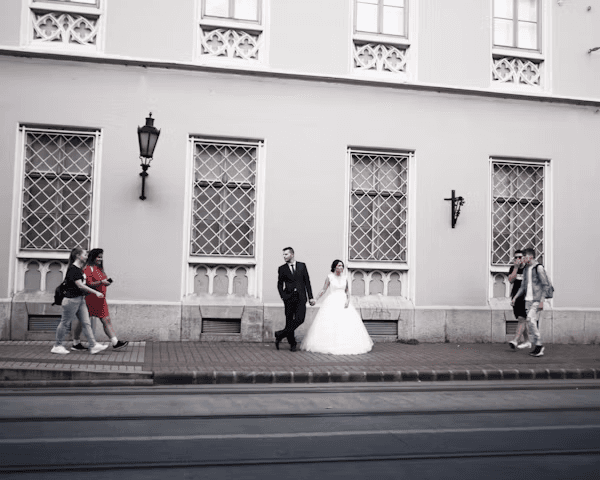 Les mariés marchant dans la rue après leur cérémonie civile