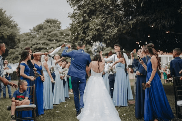 Les mariés sous une pluie de confettis lancés par leurs invités