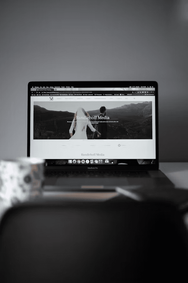 Ordinateur portable affichant un site internet de mariage