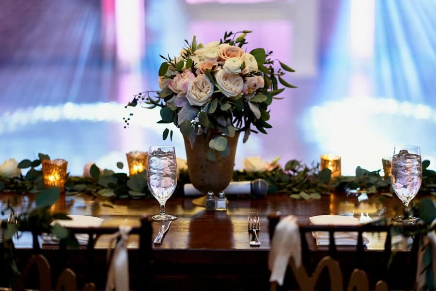Centre de table fleuri dressé pour la réception