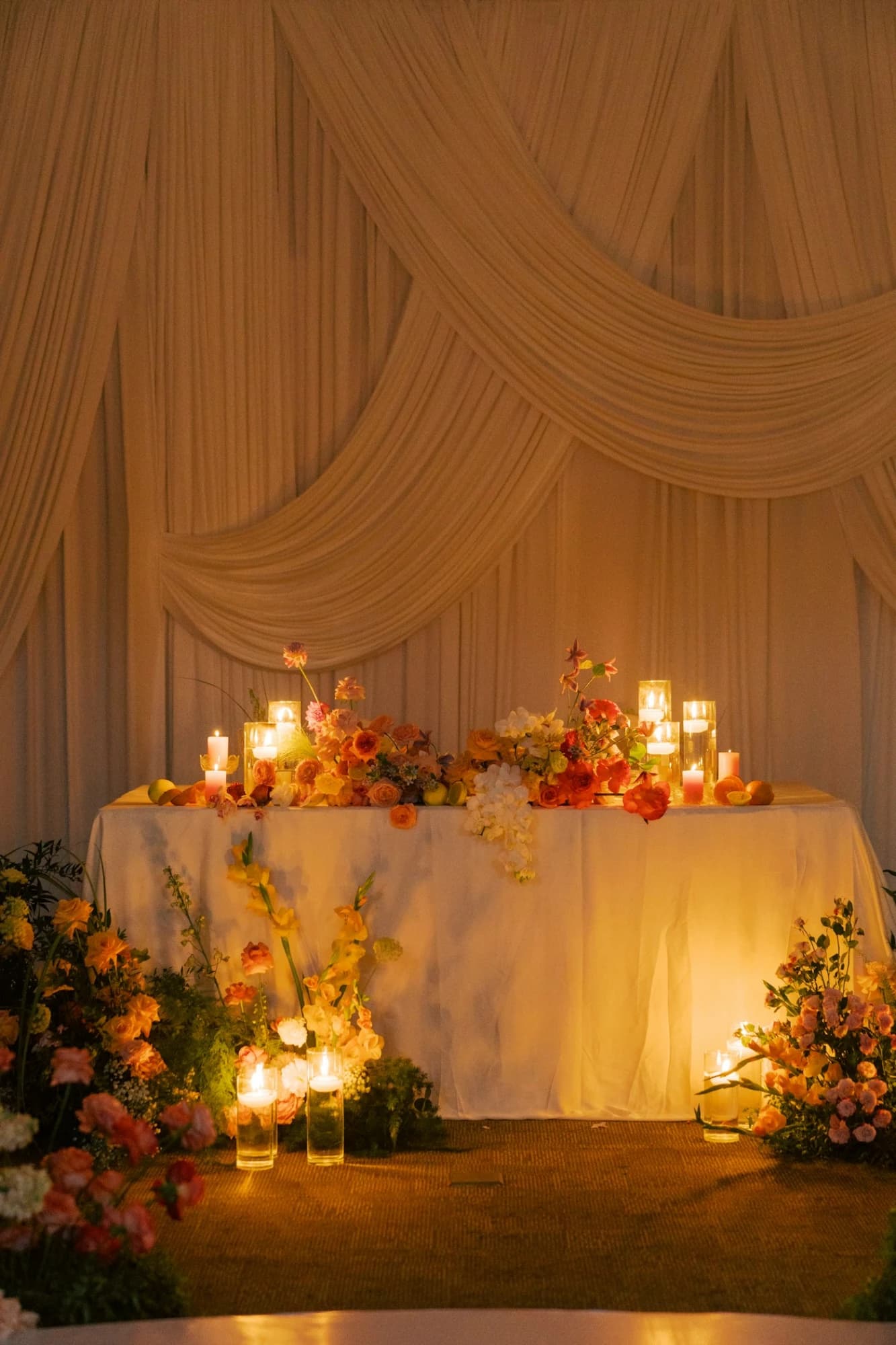 Table de réception de mariage à la lumière des bougies